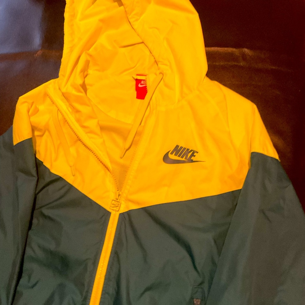NIKE WINDRUNNER HOODED JACKET. SIZE MEDIUM. EXCELLENT USED CONDITION.